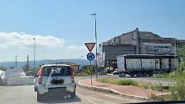 Mezzo pesante perde il carico di materiali edili. Traffico rallentato