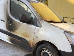 Furgone a fuoco per la seconda volta. Potrebbe essere un avvertimento