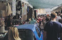 Auto in sosta tra le bancarelle del mercato. Disagi e multe