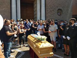 Striscioni, palloncini bianchi e colombe per l'addio a Francesco Forleini