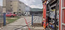Fiamme in un'autofficina, in corso le operazioni di spegnimento