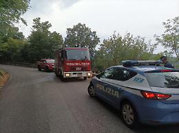 Con l'auto nel burrone per oltre trenta metri. L'allarme lanciato da un passante