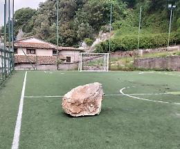 Masso si distacca dal monte e cade sul campo di calcio. Tragedia sfiorata