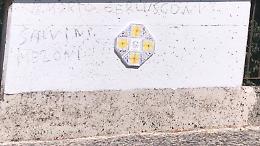 Atto vandalico in centro. Riggiole prese di mira. Tre pannelli danneggiati