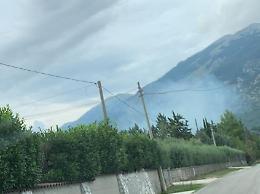 A fuoco un capanno di attrezzi agricoli. Vigili del fuoco sul posto