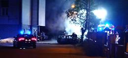 Auto e furgone in fiamme nel parcheggio. Paura nella notte: il video