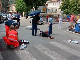 Coppia investita mentre attraversa la strada. La donna trasportata a Roma in elicottero