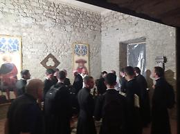 Visita dei seminaristi al castello. Esplode la polemica