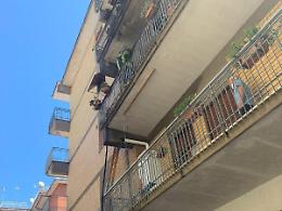 Appartamento in fiamme per un cortocircuito. Fiamme alte, fumo e paura in centro