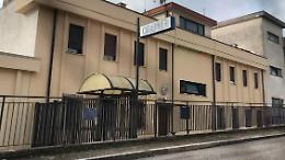 Non cede al ricatto, bastonato insieme alla compagna e al padre