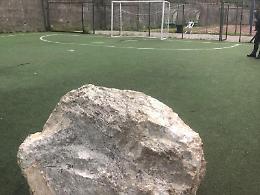 Masso caduto nel campo di calcio. Il drone non basta, annunciate ulteriori verifiche