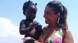 Integrazione e amore. La piccola Sonia accudita sulla spiaggia di Scauri