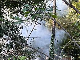 Incendio nella zona delle Terme Varroniane. Ma le fiamme non fermano la magia