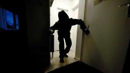 Ladri svaligiano una casa in pieno giorno. Caccia aperta alla banda