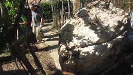 Masso di diverse tonnellate piomba in giardino: tragedia sfiorata
