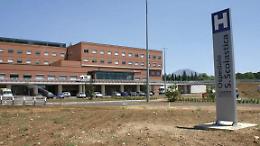Un paziente dà in escandescenza e colpisce anche gli operatori