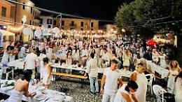 Terza edizione della “Cena in Bianco”, piazza affollata con eleganza