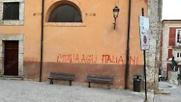Imbrattano un muro della chiesa di San Michele. Cittadini indignati