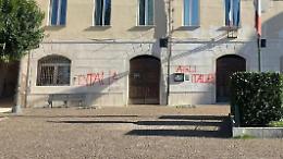 Scritte razziste sui muri. «Disgustati. Questo paese è ospitale»