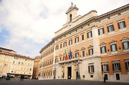 A colpi di sondaggio. Il centrodestra resta sempre avanti