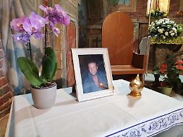 Ucciso in Francia, fiori e lacrime per Sébastien Caira. Ieri l'addio