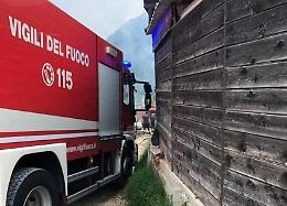 Esplode una caldaia. Paura per una donna in casa con la figlia piccola