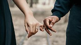 Muore dopo essersi sposato. L'uomo è stato colto da un malore