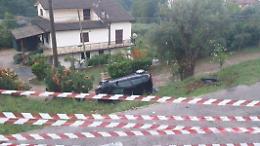 Asfalto rovinato e niente guard-rail. Ragazza finisce con l'auto in una scarpata