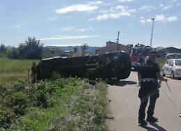 Mezzo ribaltato. Sul posto la polizia locale e i vigili del fuoco