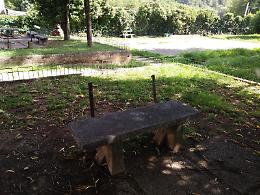 Degrado e abbandono ai giardini di viale Mazzini tra erba alta e panchine rotte