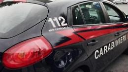 Porta a spasso il cane e viene attaccata in centro da altri due animali
