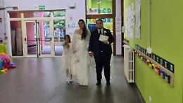 Prima il voto, poi il matrimonio. Gli sposi al seggio in abiti nuziali