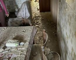 Un boato e poi il fumo nero: un fulmine devasta una casa. Feriti madre e figlio