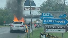 Auto in fiamme sulla superstrada. Attimi di paura per il conducente