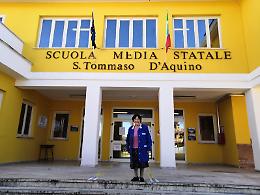 Trentadue anni con i suoi ragazzi. La bidella Maria va in pensione
