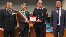 Intervengono per spegnere le fiamme. Cittadini ricevono una targa