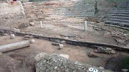Teatro romano, lavori non-stop. Si dissotterra la storia