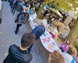 Festa dei nonni, adulti e bambini in corteo per omaggiarli