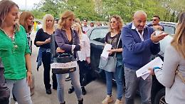 Striscioni e cartelli davanti all'ufficio scolastico. La protesta