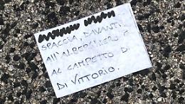 Volantini contro un presunto spacciatore. Sui biglietti nome e cognome
