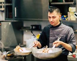 Lo chef che prende tutti per la gola. La storia di Alessandro Fiacco