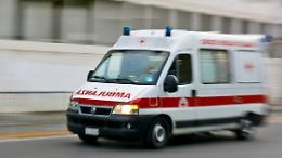 Malore mentre brucia le sterpaglie e cade tra le fiamme