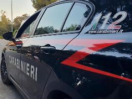 Sfonda la vetrina con l'auto rubata e rapina la gioielleria. Arrestato
