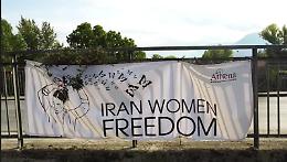 “Iran woman freedom”. La città schierata al fianco delle donne iraniane