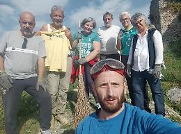 “Puliamo la storia”, volontari puliscono le mura poligonali di San Leucio