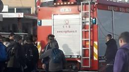 Cancelli incollati e studenti chiusi fuori dalla scuola