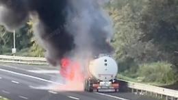 Autocisterna in fiamme in autostrada. Sul posto i vigili del fuoco