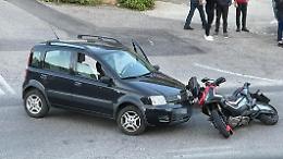 Incidente sulla superstrada, si scontrano un'auto e una moto