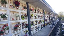 Ripuliti i muri perimetrali, sistemati vasi e selciato: cimitero pronto