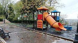 Siringhe abbandonate nel parco giochi: l'allarme dei genitori